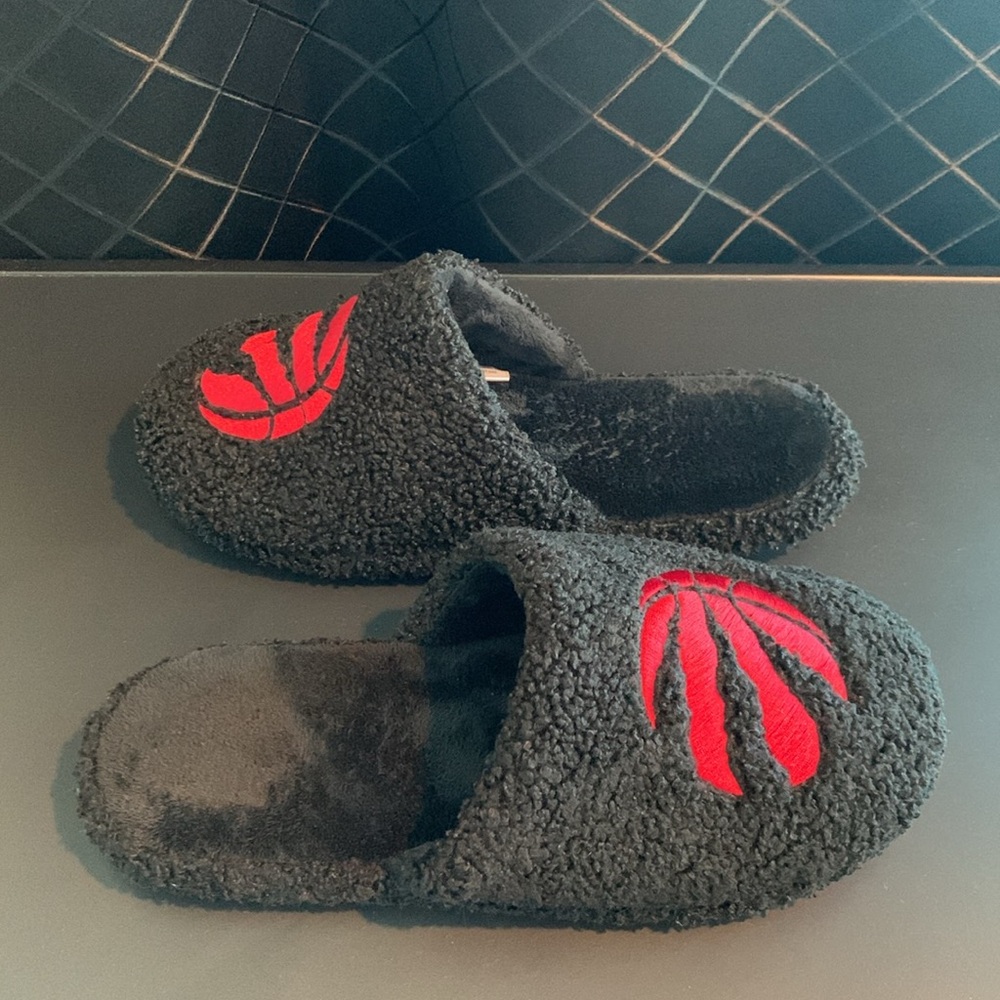Men’s Raptors Slippers - Picture 5 of 12